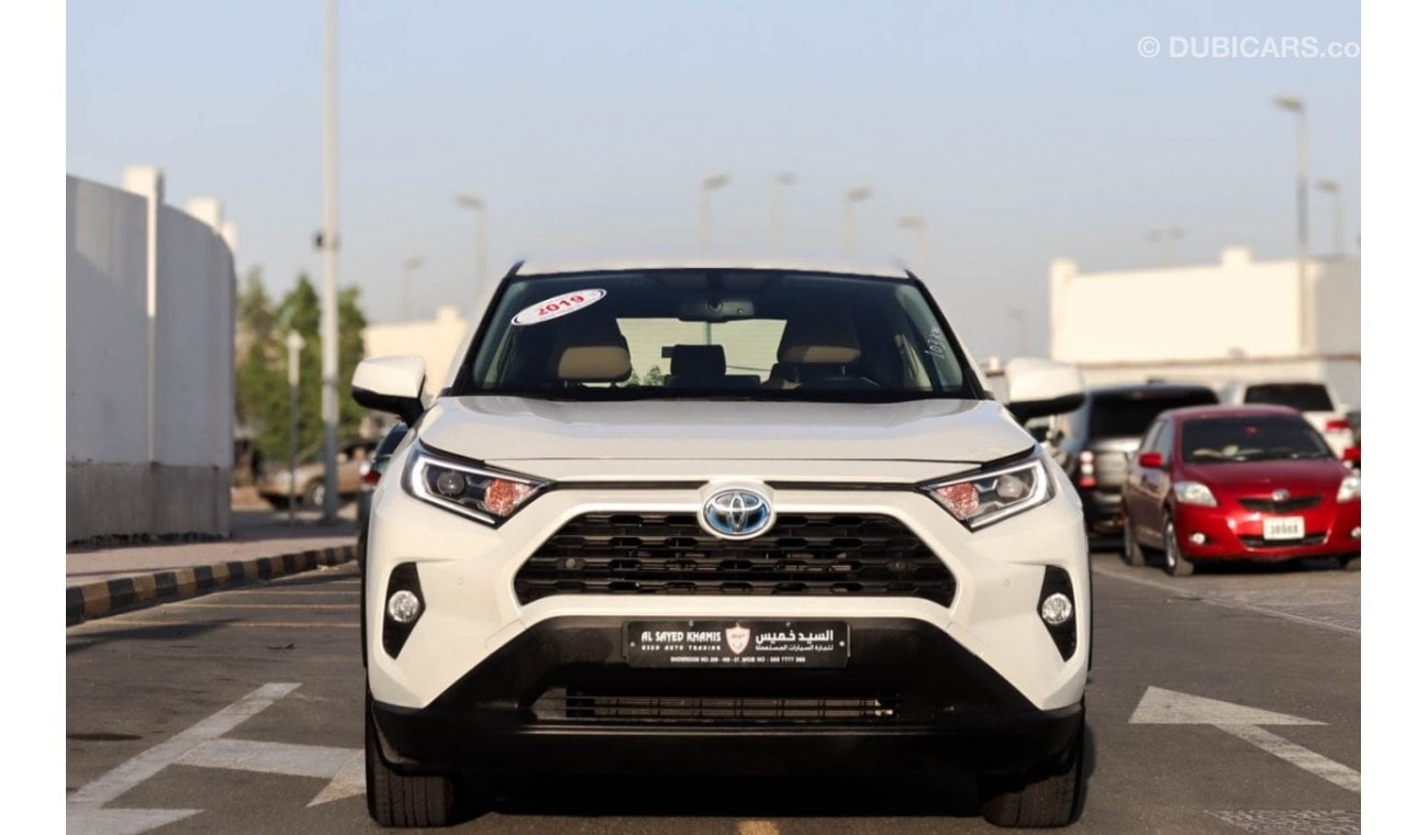 تويوتا راف ٤ سيارة تويوتا RAV4 XLE (AX50) موديل 2019، سيارة دفع رباعي بخمسة أبواب، محرك هجين سعة 2.5 لتر، ناقل حر