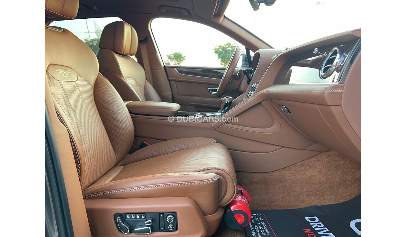 Bentley Bentayga Signature Very clean title , no accident , spiceal order color , under warranty , gcc