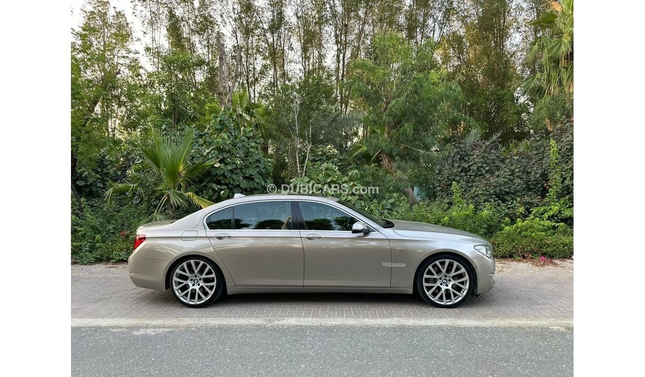 بي أم دبليو 750Li UAE Edition 4.4L - 2014 - GCC Specs - V8 - twin-turbo - 445 horsepower - Perfect Condition