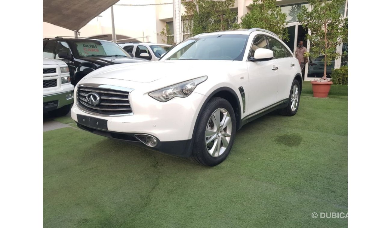 Infiniti FX35 Model 2012 Gulf white color number one, full option, in excellent condition, you do not need any exp