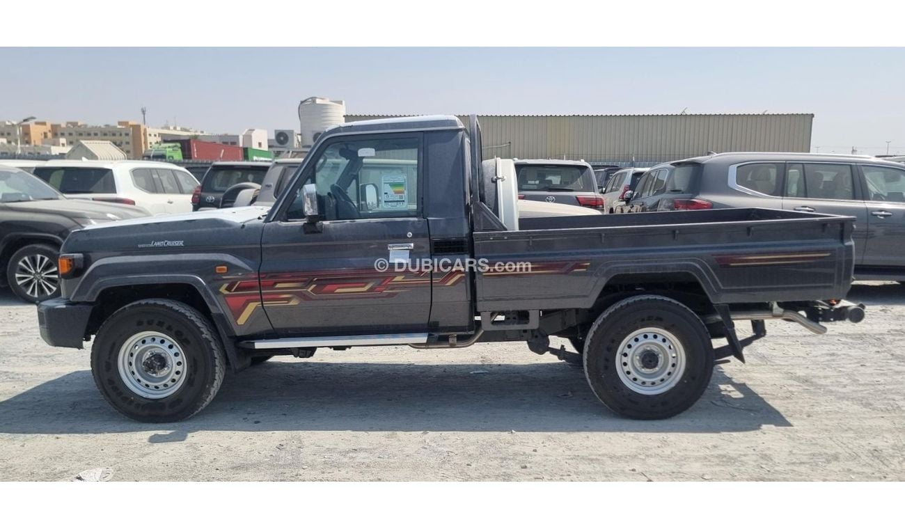 تويوتا لاند كروزر بيك آب LC 79 SINGLE CABIN 4.0 PETROL AUTOMATIC MID OPTION 2024 MODEL