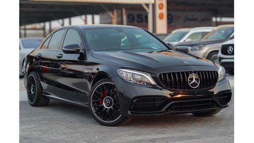 مرسيدس بنز C 300 عليها كت C 63