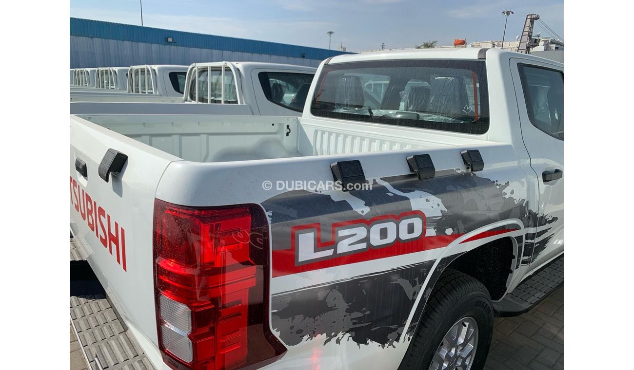 ميتسوبيشي L200 بنزين ام / تي 4 × 4 سعة 2.4 لتر كروم