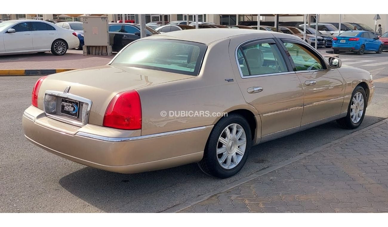 Lincoln Town Car very clean car