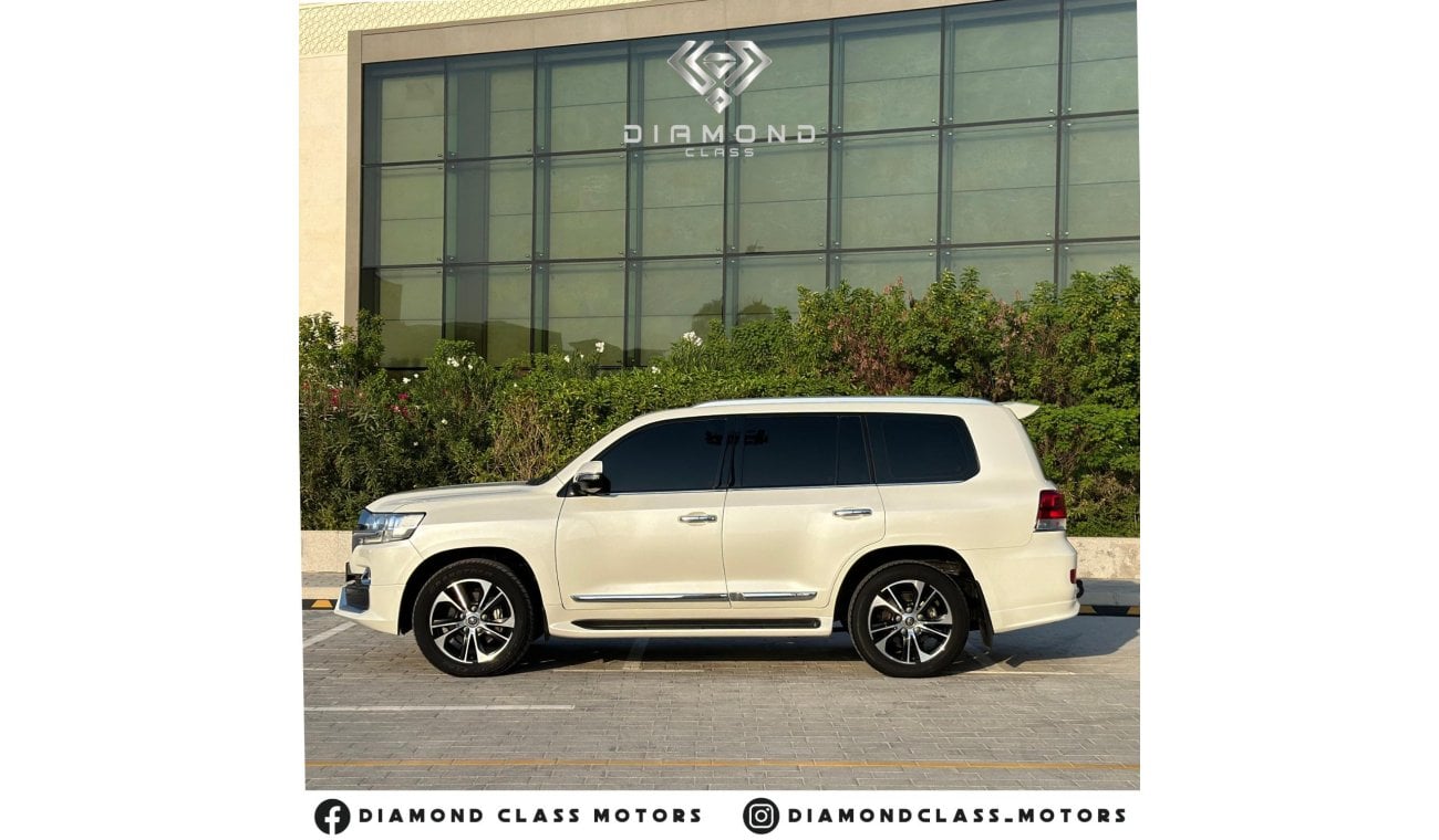 تويوتا لاند كروزر Toyota Land Cruiser VXR Full option  GCC  Under Warranty  Full Service History