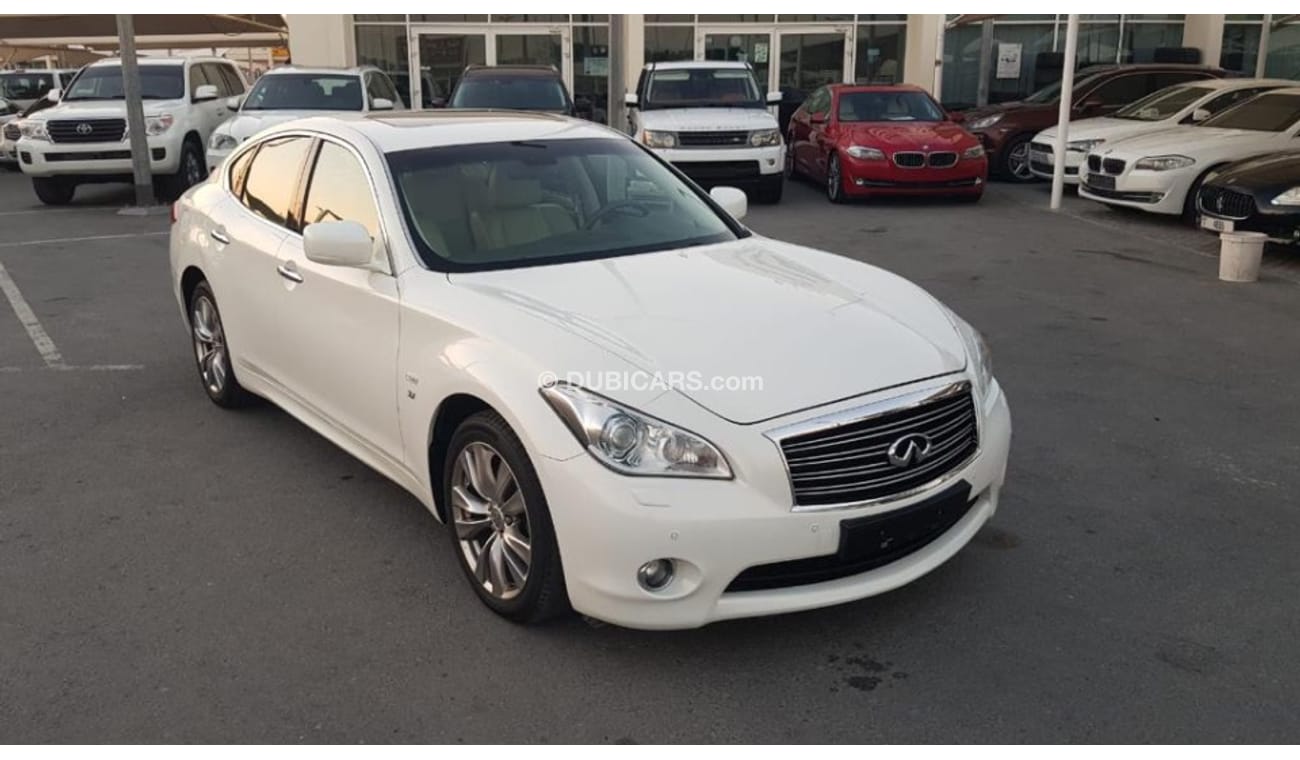 Infiniti Q70 Infinity Q70 model 2014 GCC car prefect condition full option sun roof leather seats navigation sen