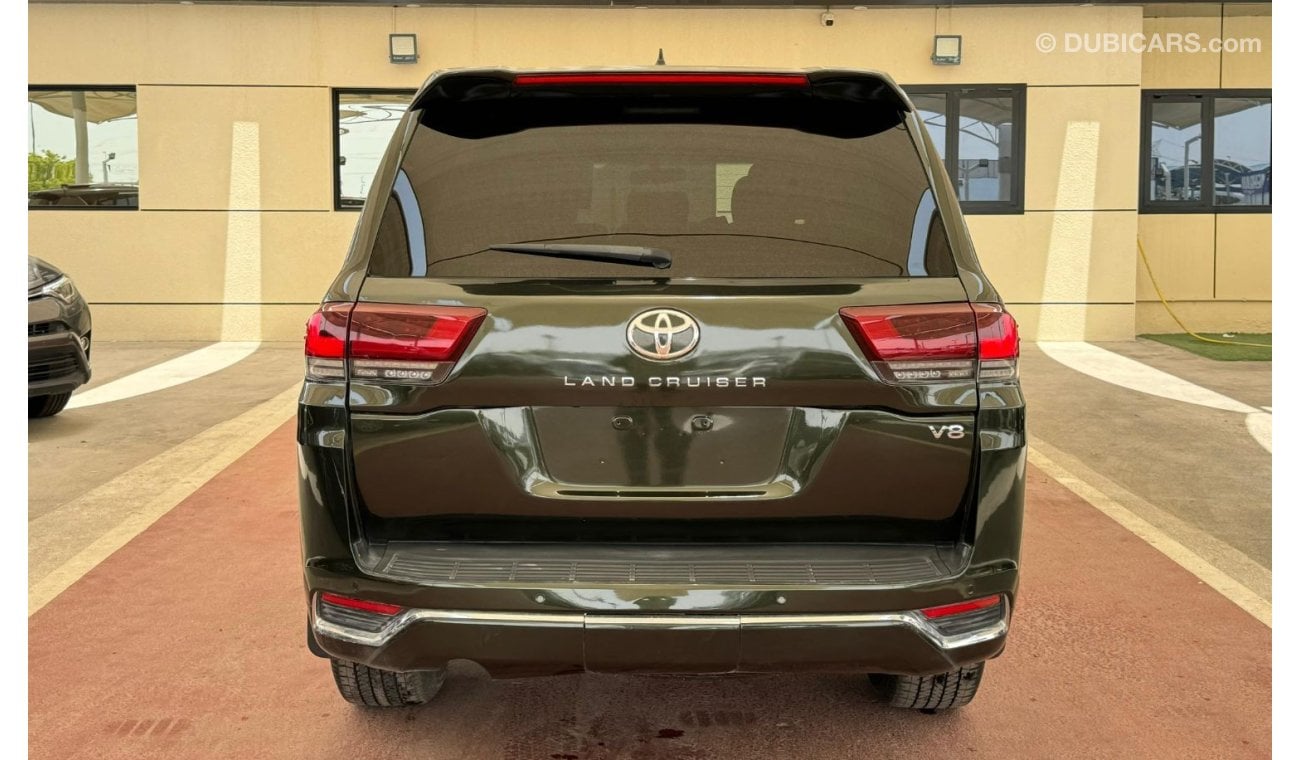 Toyota Land Cruiser GXR Toyota Land cruiser ---- facelifted to 2024 , 4-wheel drive- cool box- parking sensors