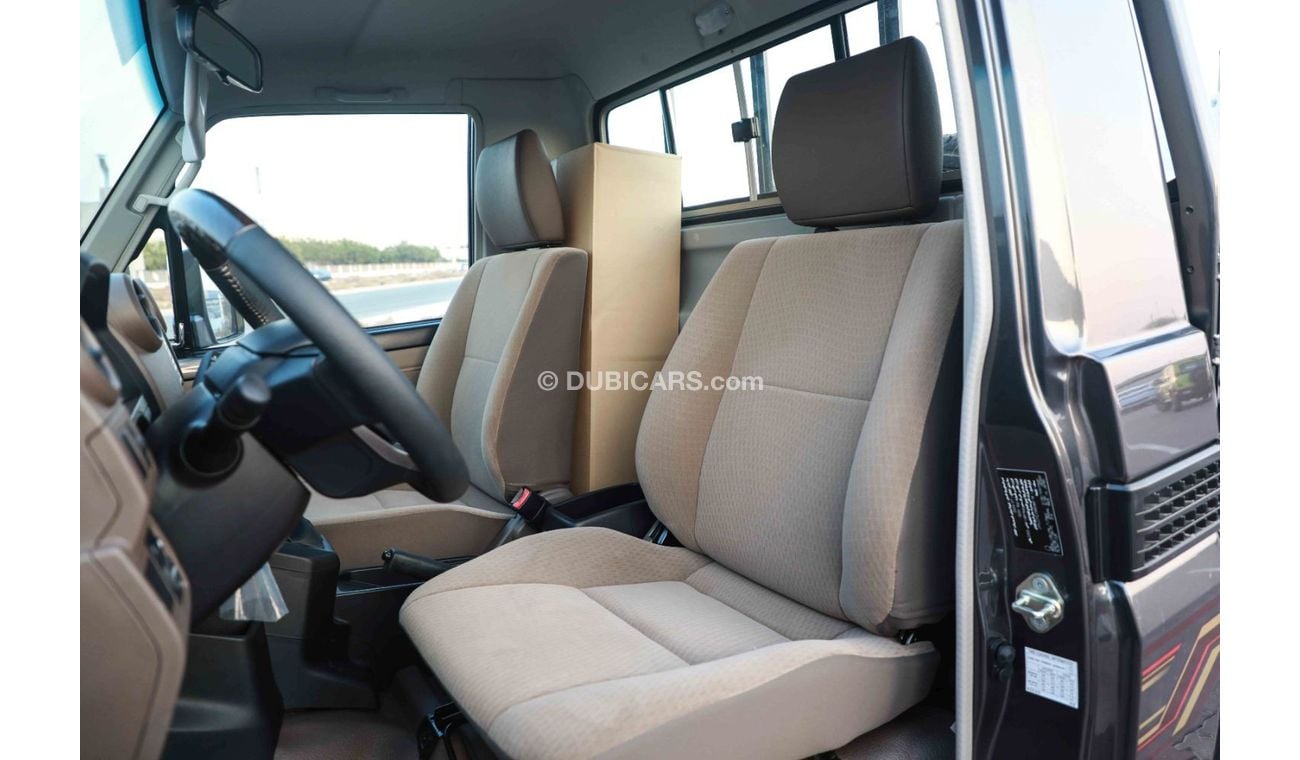 تويوتا لاند كروزر بيك آب 2024 Toyota LC79 Single Cab 4.0 - SILVER inside BEIGE | Export Only