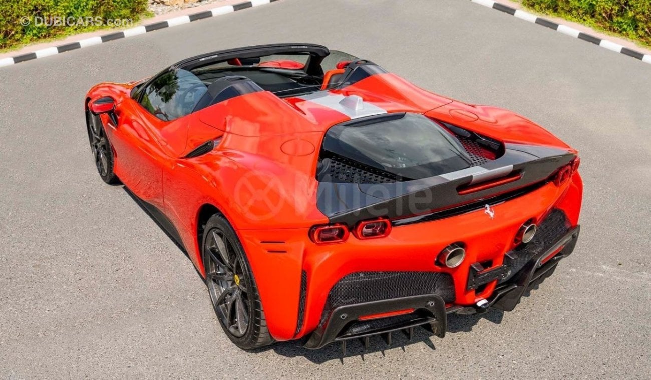 فيراري SF90 سبيدر 4.0L PETROL: FULL CARBON EXTERIOR, CONVERTIBLE