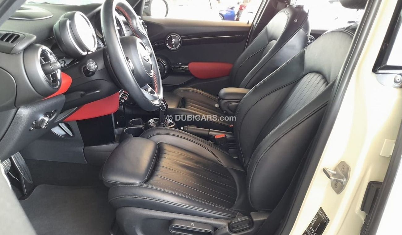 ميني كوبر إس AED 1,300 P.M | 2019 COOPER S JCW KIT | UNDER WARRANTY | PANORAMIC VIEW | GCC