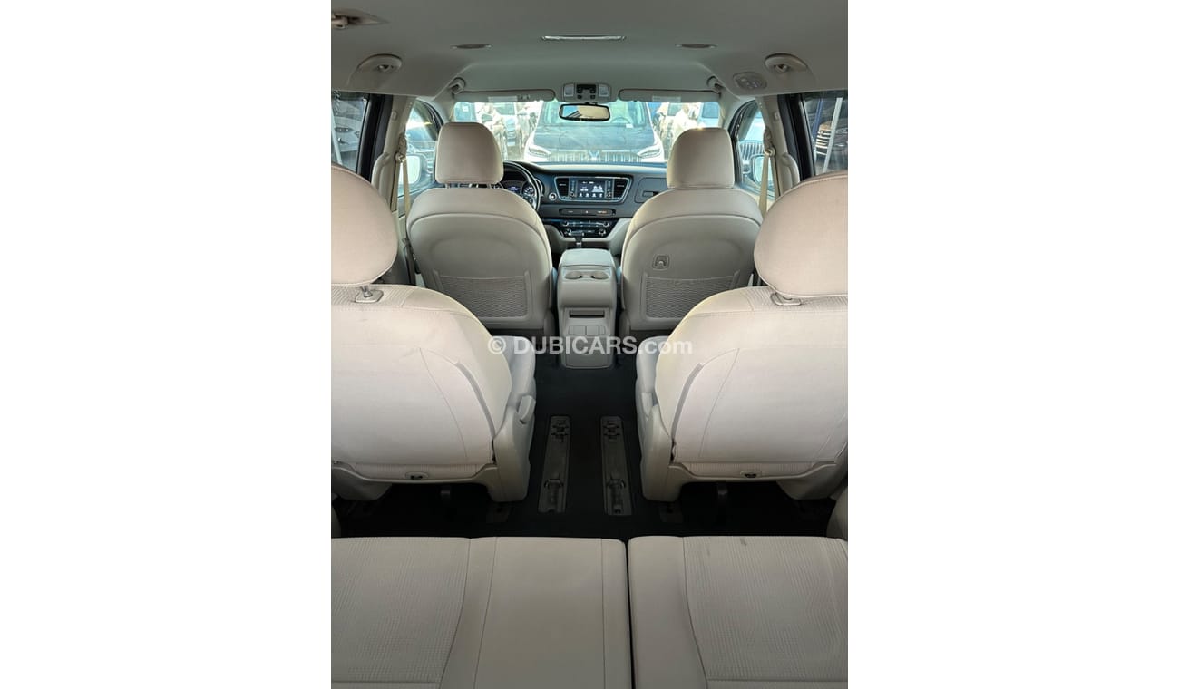 Kia Sedona car in perfect condition Kia sedona 2020 with engine capacity 3.3 car requires investment. in LX tri