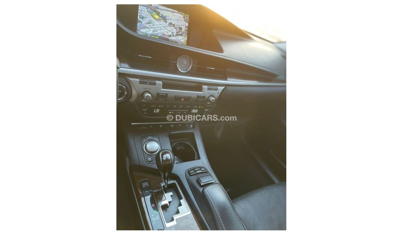 لكزس ES 300 2013 Lexus ES300H Hybrid 2.5L V4 - Japanese Specs Full Option - Without Accident