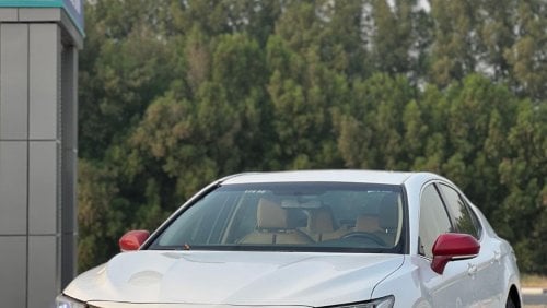 تويوتا كامري LE خليجي 2018 تقبل التصدير السيارة بحالة جيدة تكسي الشارقة سابقا ابيض داخل بيج اساسي اورجنال