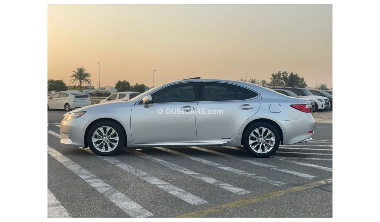 لكزس ES 300 2013 Lexus ES300H Hybrid 2.5L V4 - Japanese Specs Full Option - Without Accident