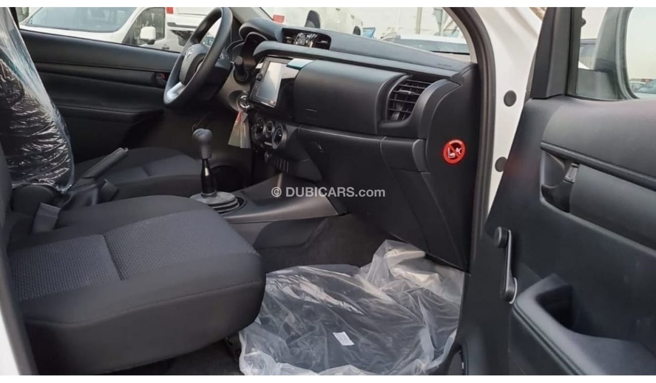 تويوتا هيلوكس double cabin 2.4 Diesel ,,,4X4,,, white color Black interior 2024 Basic option