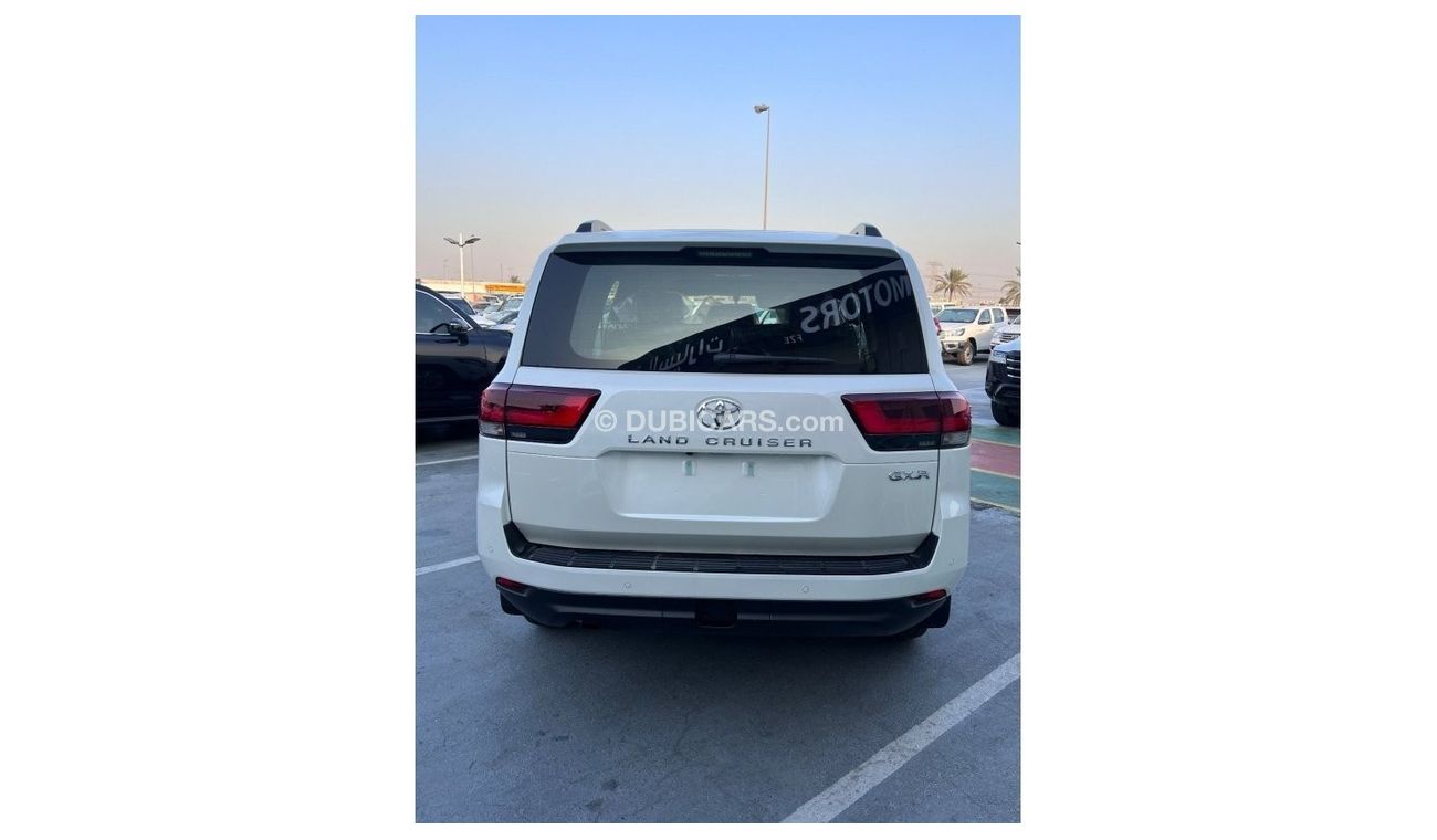 تويوتا لاند كروزر Land Cruiser  GXR 4.0 white color interior Black with sun roof