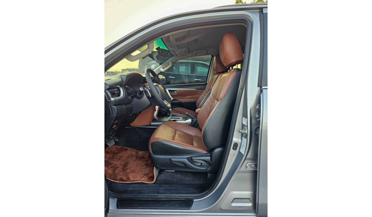 تويوتا فورتونر VXR V6/ 4WD/ AUTO TRUNK/ TRIPTONIC/ DVD/ HEAD REST/ LEATHER/ FOR EXPORT ONLY/  LOT# 31141