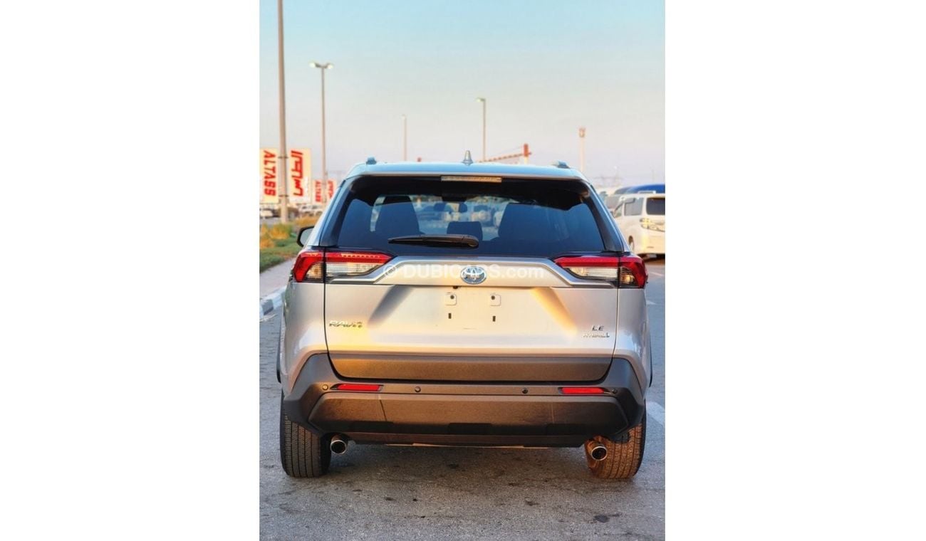 Toyota RAV4 LE Toyota RAV4 Hybrid 2021