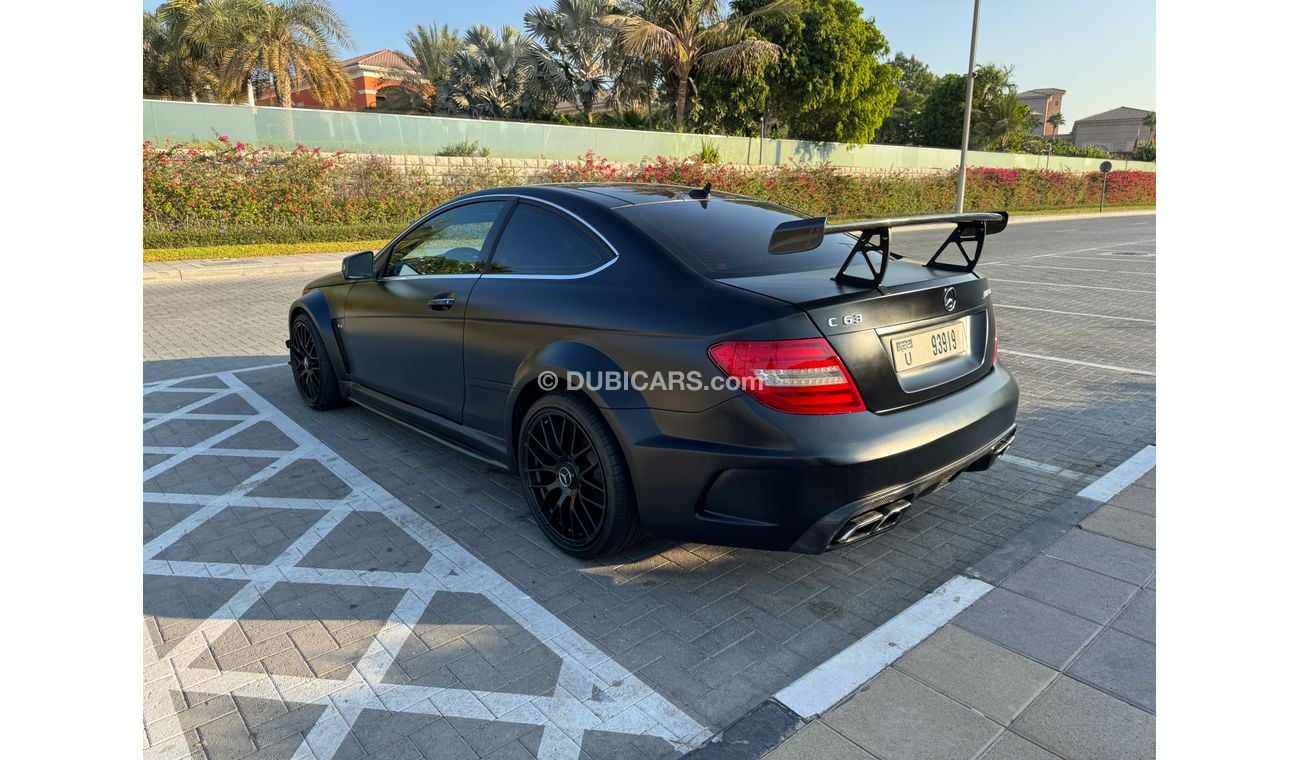 مرسيدس بنز C 63 كوبيه Black Series look