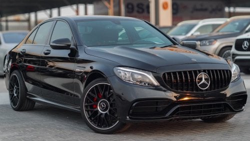 مرسيدس بنز C 300 عليها كت C 63