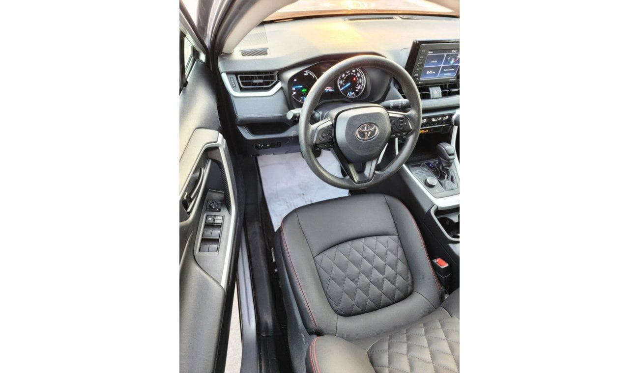 Toyota RAV4 LE Toyota RAV4 Hybrid 2021