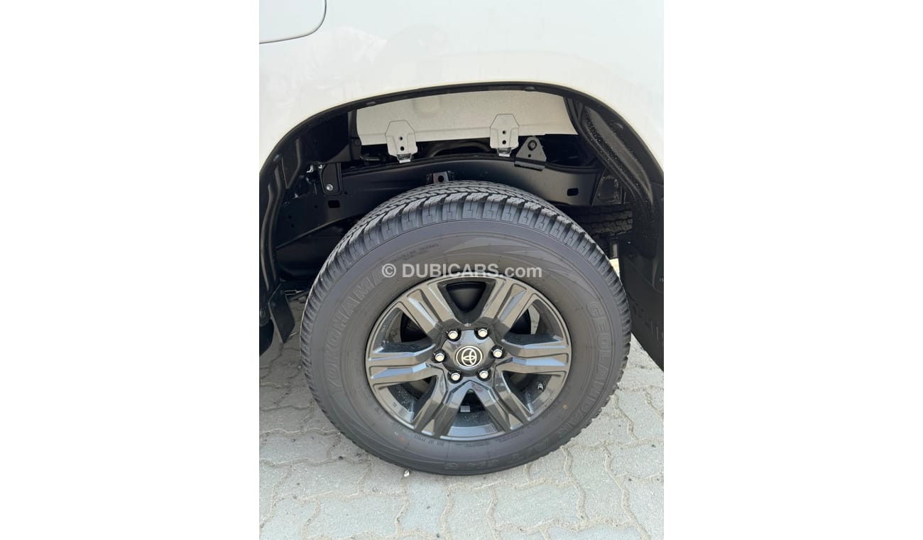 تويوتا هيلوكس Toyota Hilux 2.7L Petrol AT Full Option With Bush Start MY2025