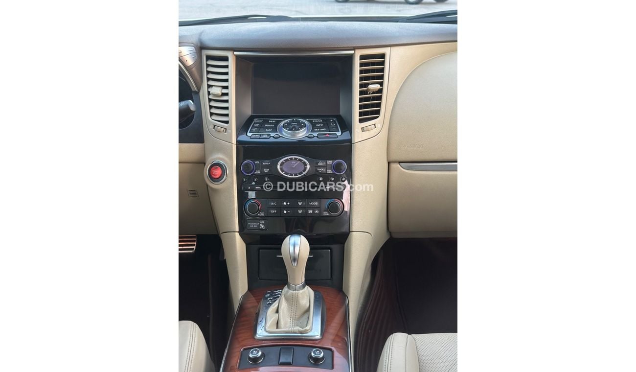 إنفينيتي QX70 MODEL 2014 GCC CAR PERFECT  CONDITION FULL OPTION