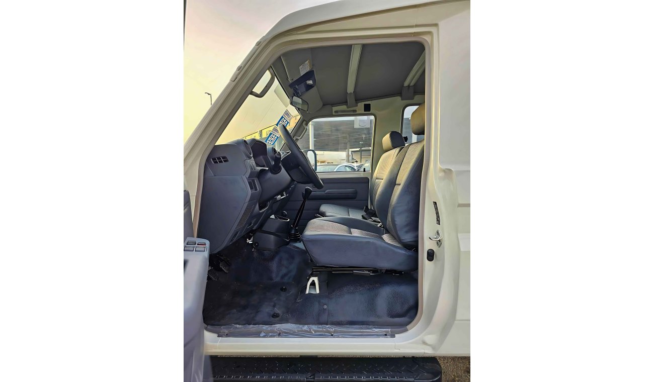 Toyota Land Cruiser Hard Top LC78 / V6 / 4.2L DIESEL / M/T / POWER WINDOWS WITH LEATHER (CODE # 68036)