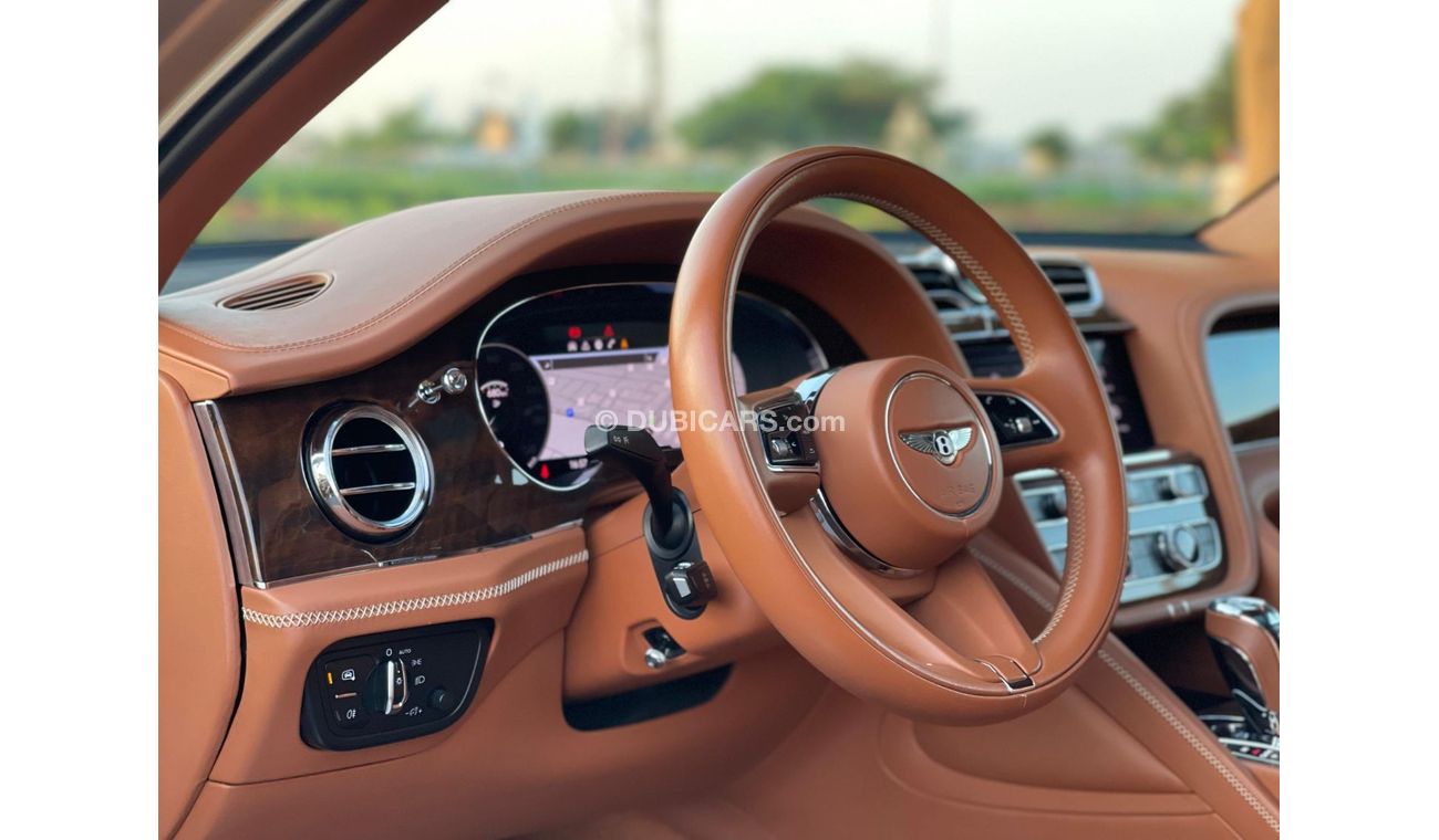 Bentley Bentayga Signature Very clean title , no accident , spiceal order color , under warranty , gcc