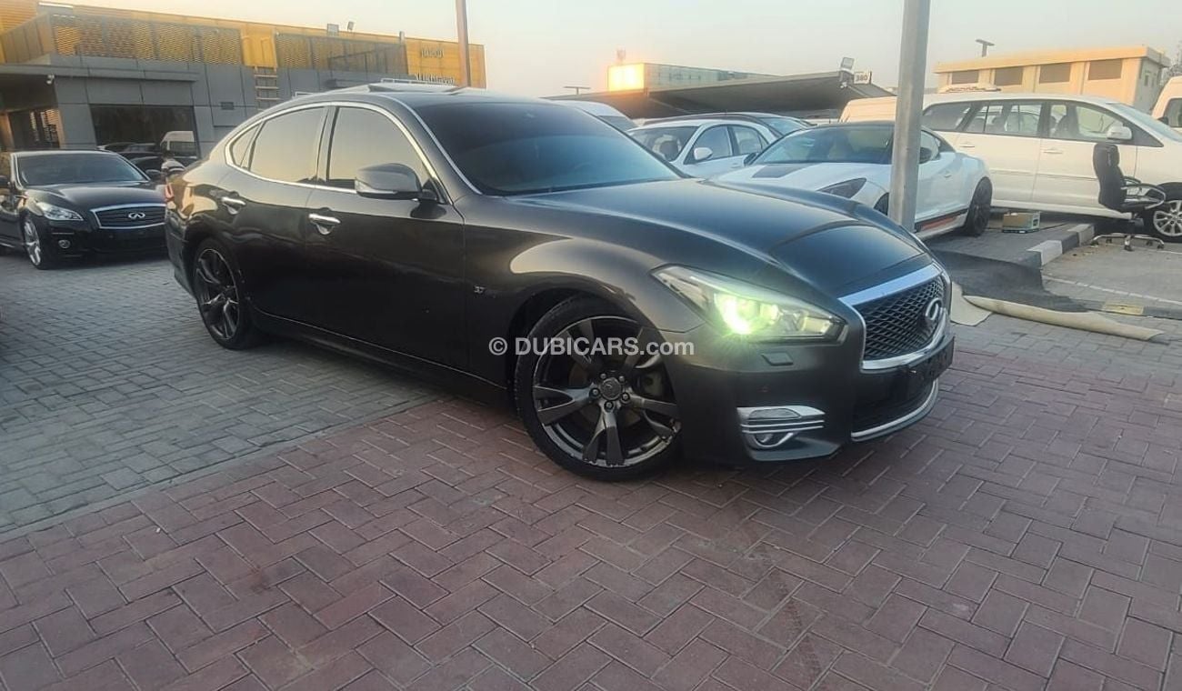 Infiniti Q70 Luxe 3.7L