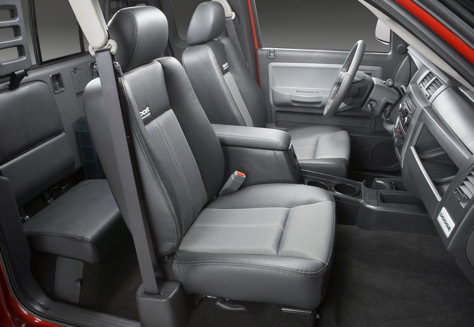 دودج داكوتا interior - Seats