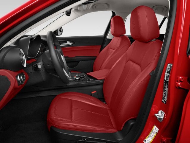 ألفا روميو جوليا interior - Seats