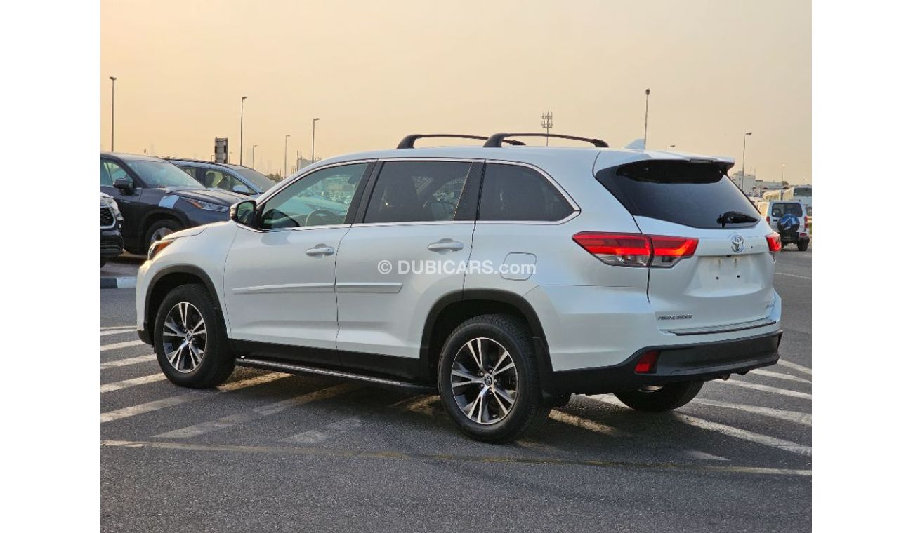 Toyota Highlander 2019 model LE 4x4 , leather seats and Trunk automatic