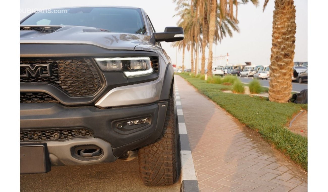 رام 1500 TRX 2023 RAM 1500 TRX SILVER BEAD LOCK CARBON FIBER 4X4 6.2L V8 GCC 0 Km