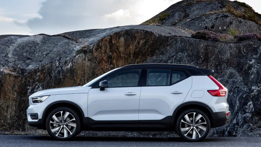 Volvo XC40 Recharge exterior - Side Profile