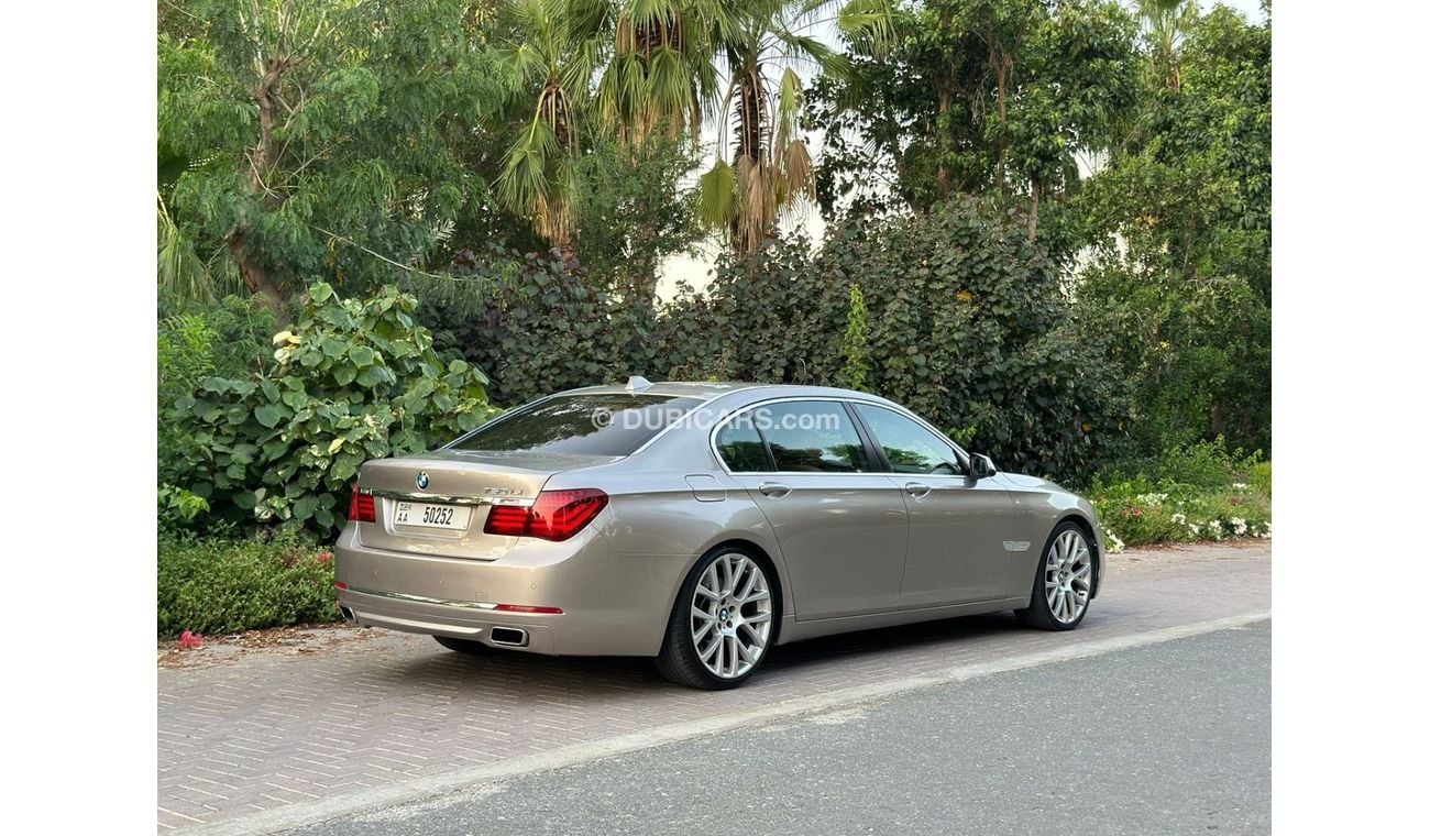 بي أم دبليو 750Li UAE Edition 4.4L - 2014 - GCC Specs - V8 - twin-turbo - 445 horsepower - Perfect Condition