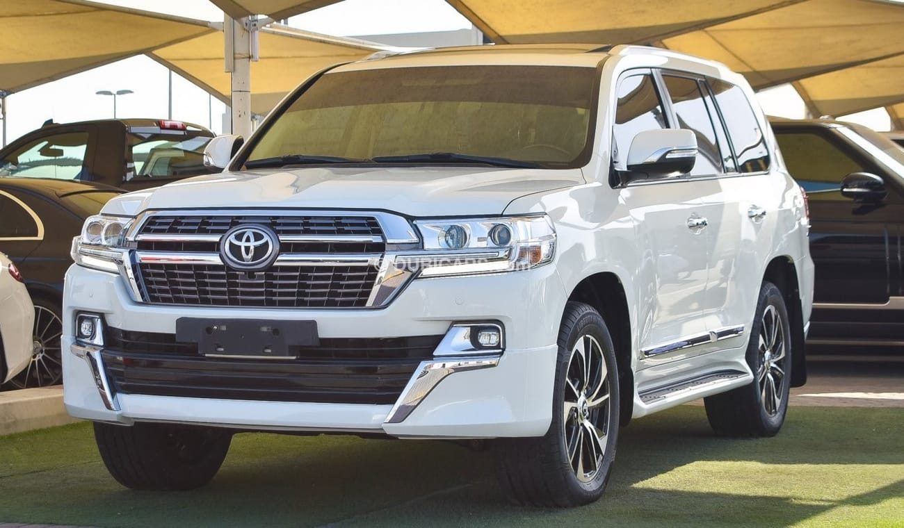 Used Toyota Land Cruiser GXR 2017 for sale in Sharjah - 590270