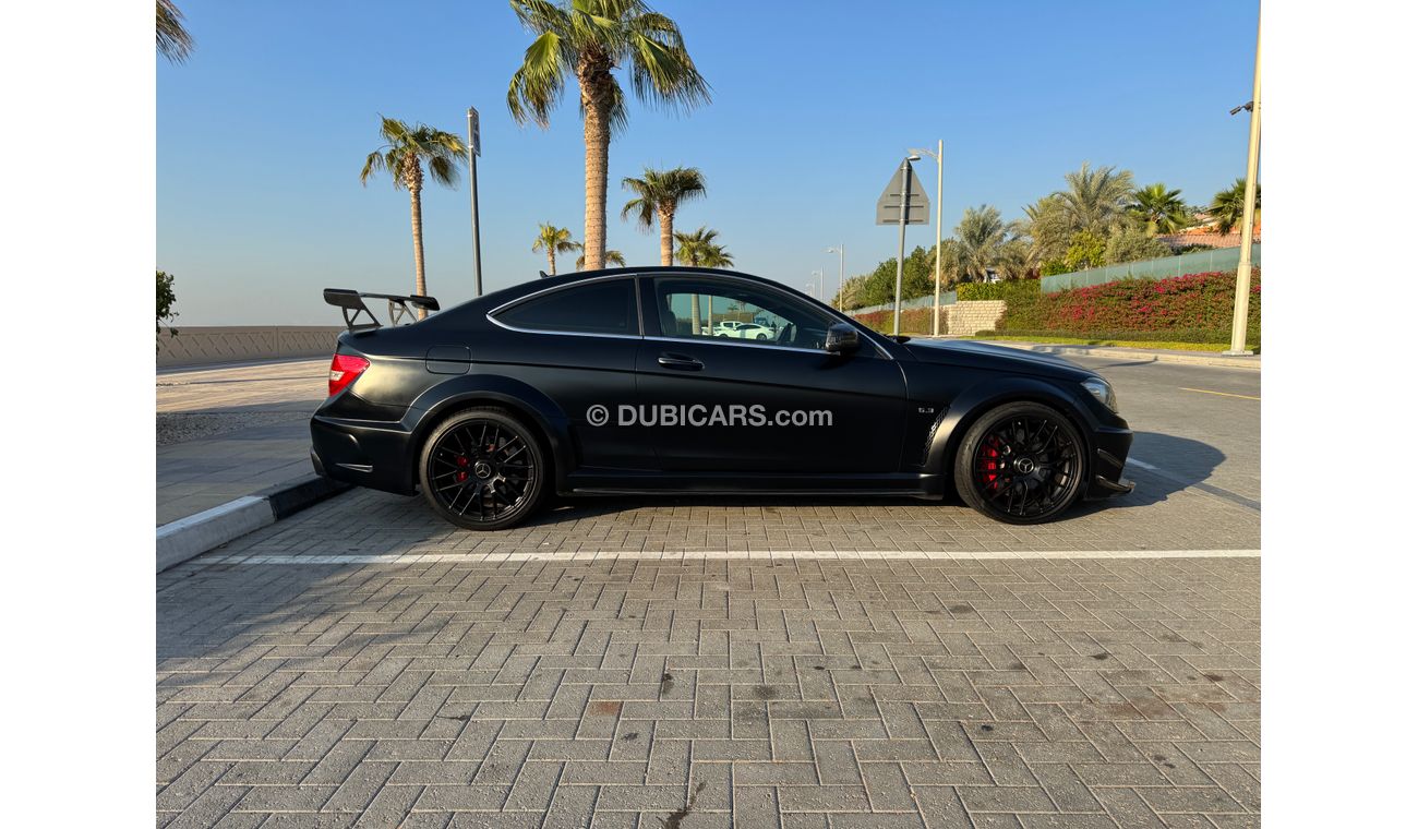 مرسيدس بنز C 63 كوبيه Black Series look