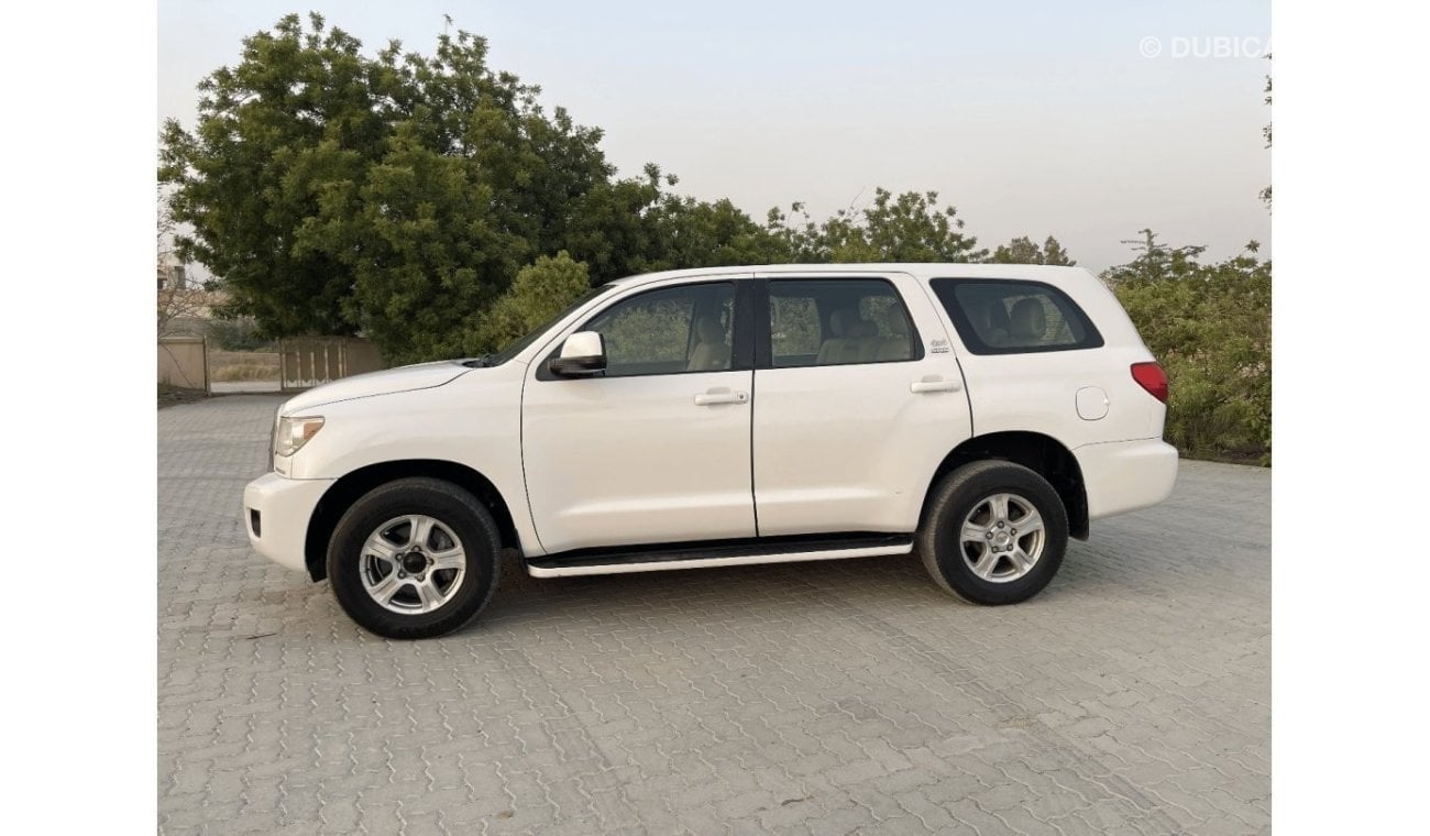 Toyota Sequoia Limited Toyota Sequoia   MODEL 2012  V8     L5,7   Excellent Condition (GCC  _ SPEC) - VERY GOOD CON