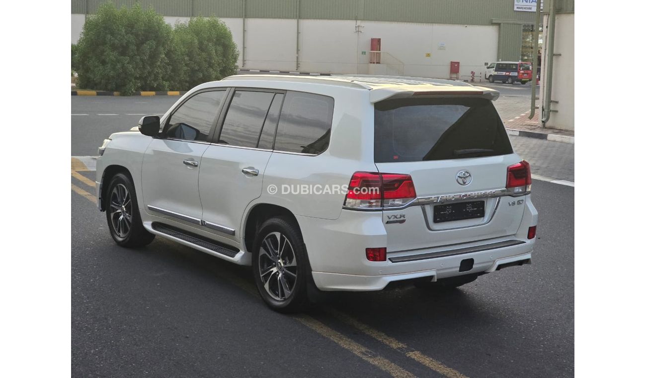 تويوتا لاند كروزر VXR 5.7L 4WD Toyota Land Cruiser VXR 5.7 S