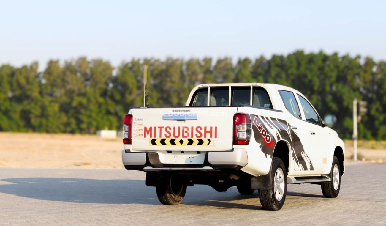 ميتسوبيشي L200 GL 2.5L Double Cab Utility 4WD Mitsubishi L200 2.4 L 2021GCC accident free in excellent condition 12