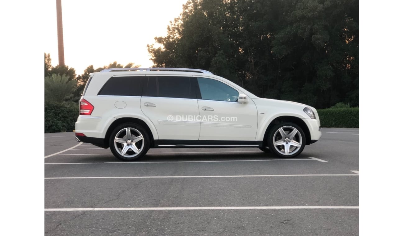 Mercedes-Benz GL 500 MODEL 2012 GCC CAR PERFECT CONDITION INSIDE AND OUTSIDE FULL OPTION PANORAMIC ROOF LEATHER SEATS NAV