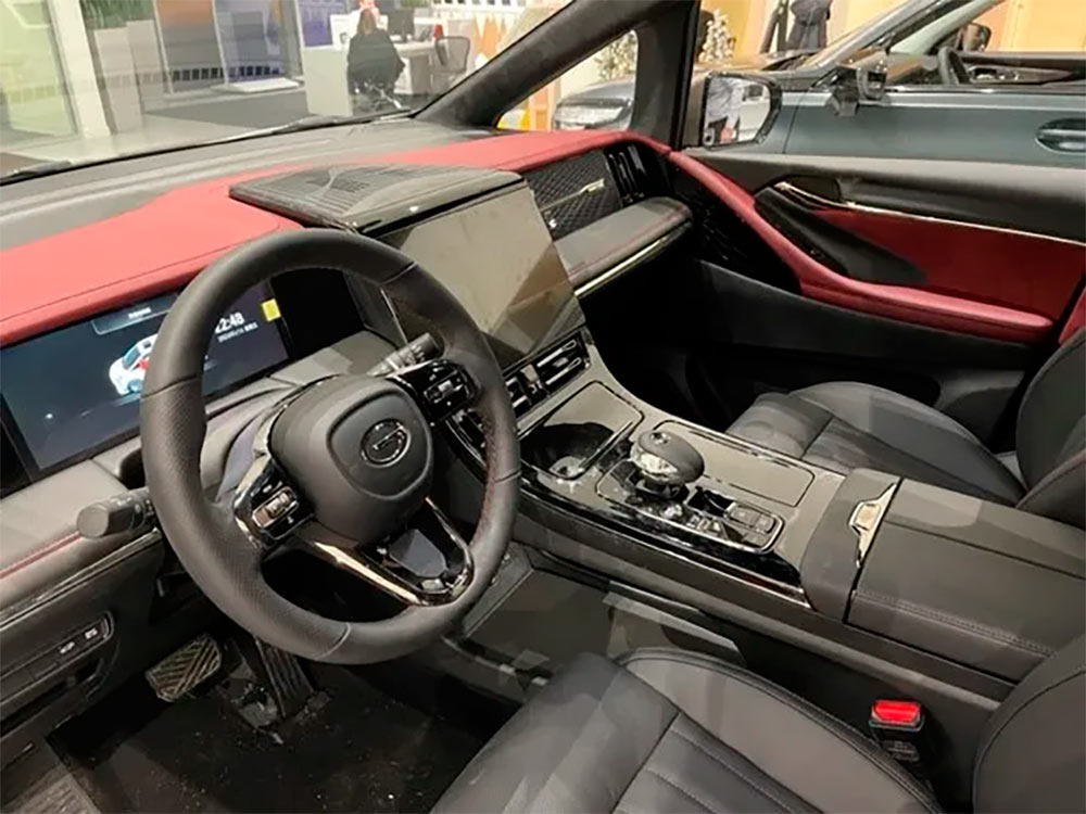 جي إي سي M8 interior - Cockpit