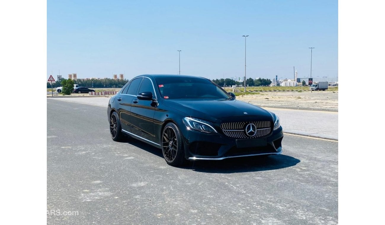 مرسيدس بنز C 300 لاكجري السياره بحاله ممتازه جدا لا تحتاج إلى أي مصاريف