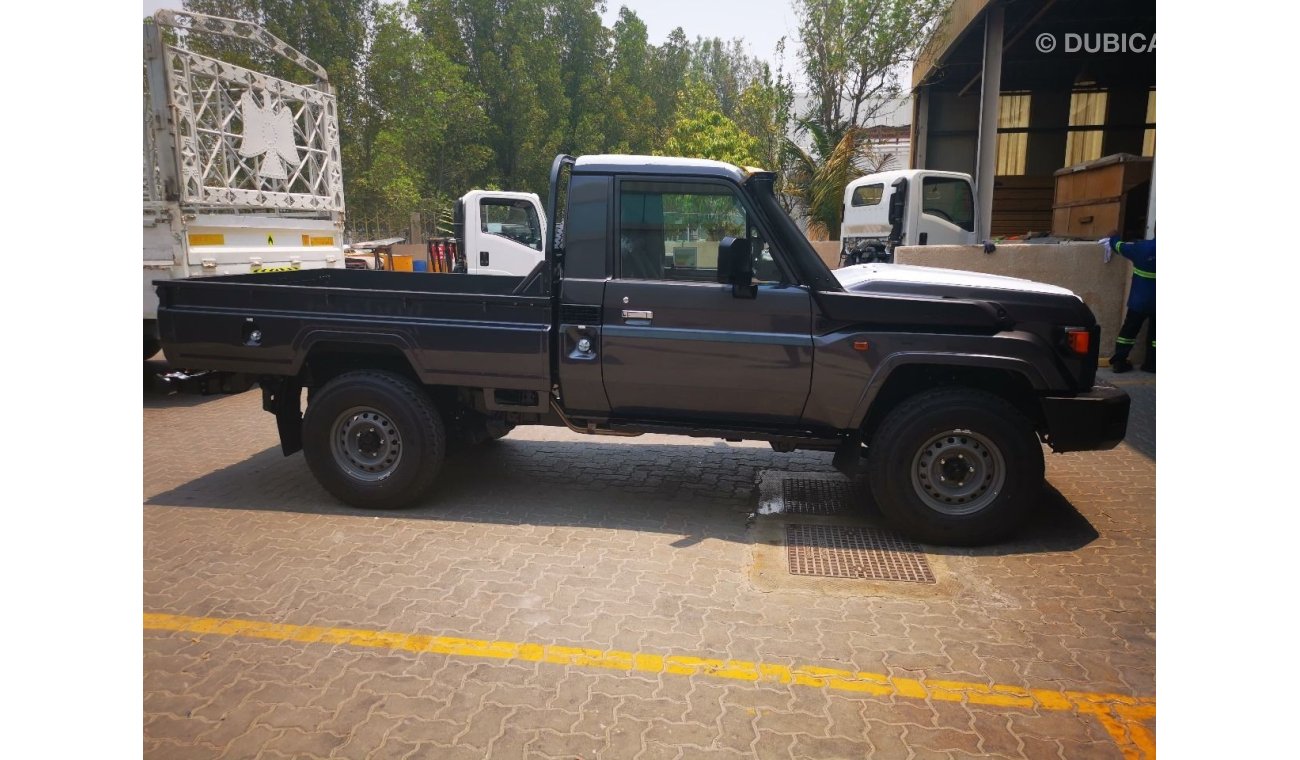 Toyota Land Cruiser Pick Up 79 SC 4.0L PETROL AUTOMATIC TRANSMISSION ( FOR RE-EXPORT OUTSIDE GCC COUNTRIES ONLY)