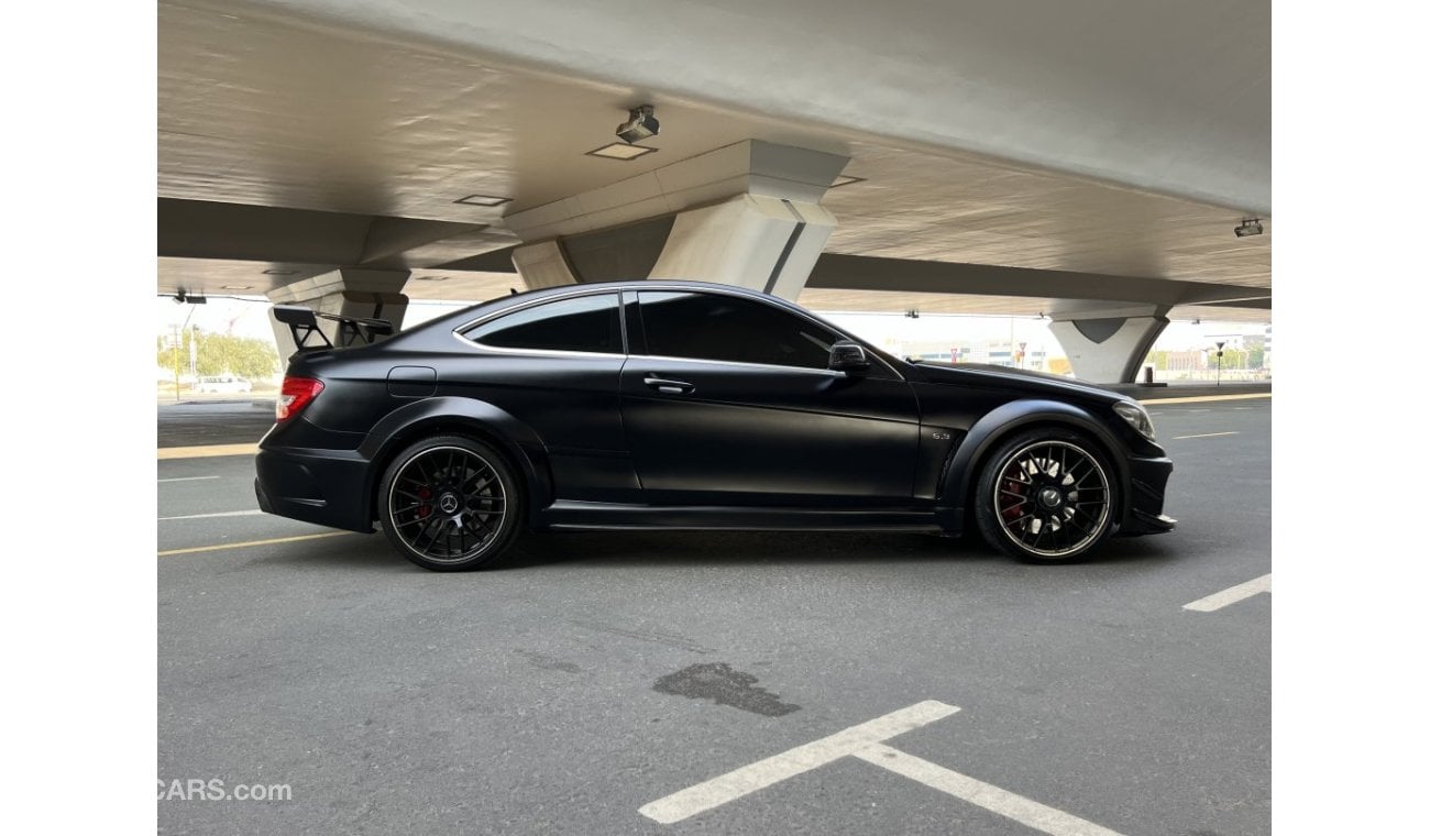 مرسيدس بنز C 63 كوبيه Black Series look