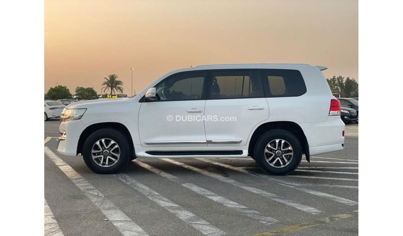 Toyota Land Cruiser 2016 Toyota Land Cruiser GXR + V6 4.0L 7 Seater - No accident - 111,000 Km