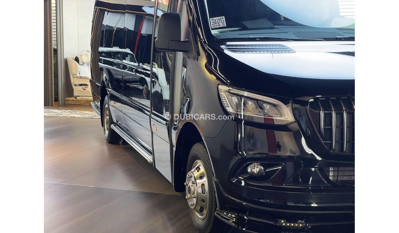 Mercedes-Benz Sprinter 519 CDI I Wooden Floor I 18 Seater