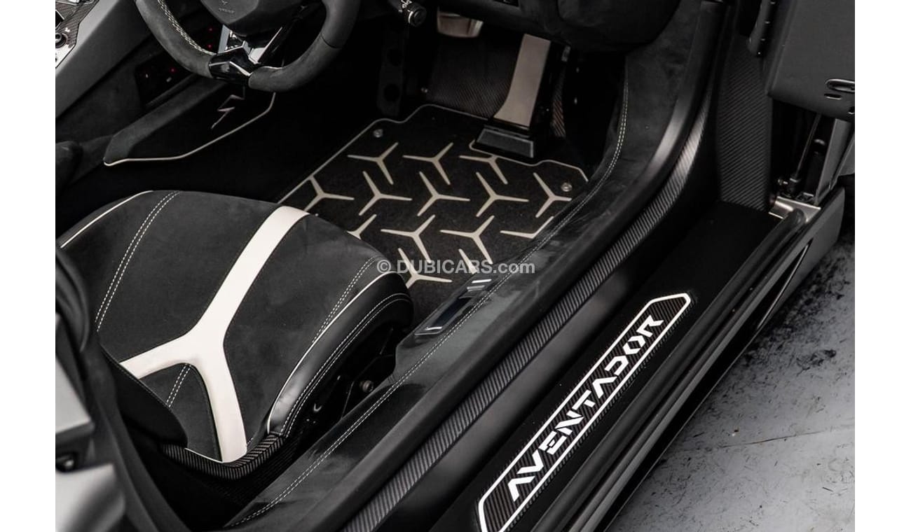 لامبورغيني أفينتادور 6.5 V12 LP 750-4 Superveloce Roadster RIGHT HAND DRIVE