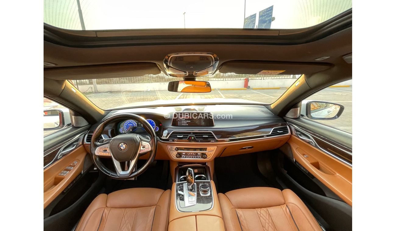 بي أم دبليو 750Li Luxury 4.4L (523 HP)